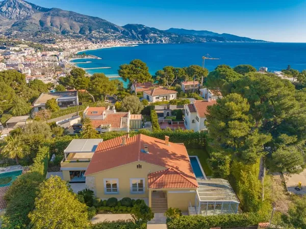 Roquebrune-Cap-Martin - Dans le quartier le plus prisé, villa de luxe rénovée avec vue sur la mer