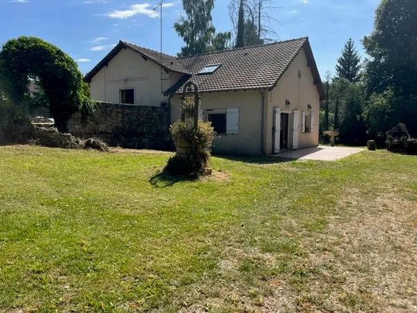 Pavillon sur plus de 12 hectares de terrain