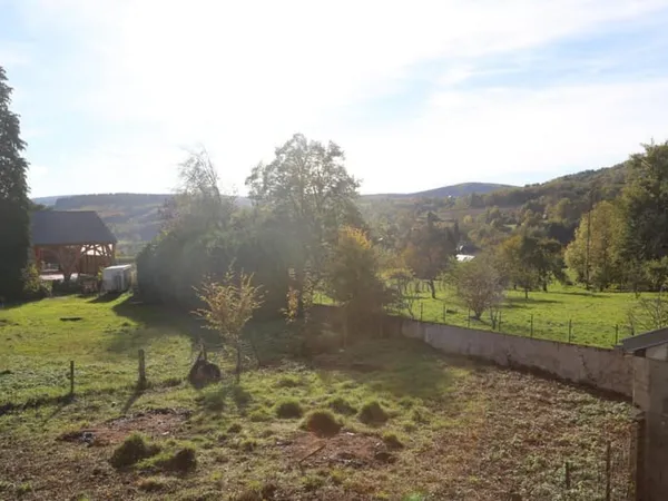 Maison à vendre dans village avec tous commerces
