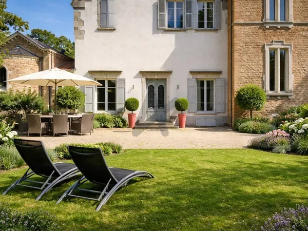 Villefranche sur Saône 8 mn . Appartement d'exception de 185 m2 avec jardin privatif de 520 m2 ..