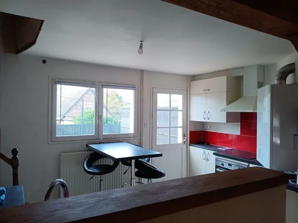 Maison construite en briques et couverte en ardoises se situe en plein centre ville à 1mn à pied des