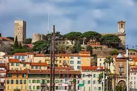 CANNES CENTRE BANANE LOCAL TOUS COMMERCES D'ANGLE 240M2