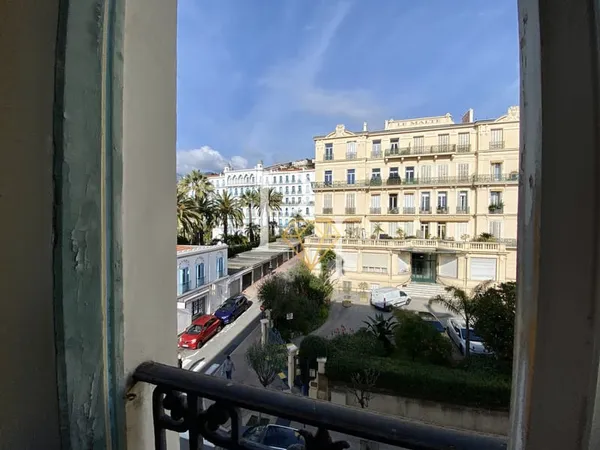 APPARTEMENT BOURGEOIS À RÉNOVER