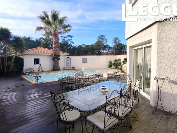 Villa avec 5 Chambres et piscine sur un terrain de 864M²