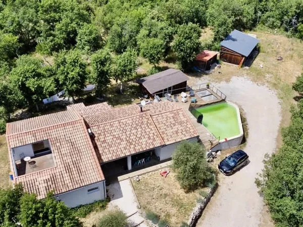 VILLA TRADITIONNELLE de 190 m2, 1 hectares 200 de terrain - TOURVES- 83170