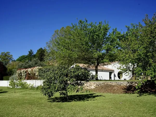 PROPRIETE CONTEMPORAINE avec Piscine intérieure chauffée