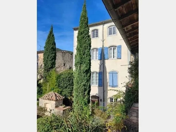 Maison 10 pièces 438 m²
