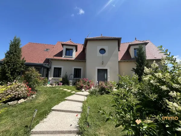 Maison 8 pièces 316 m²
