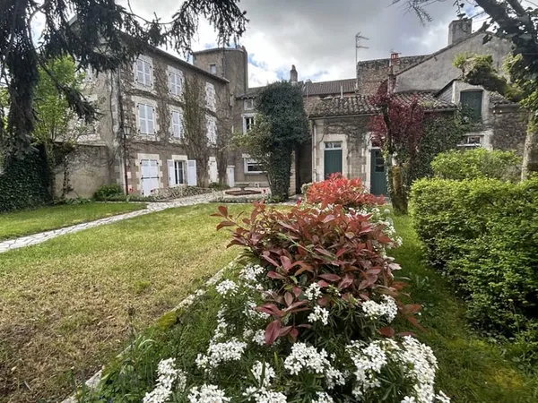 charmante maison en plein coeur de Lussac-les-Châteaux