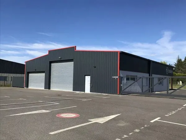 Local d’activité et entrepôt Location Montrond-les-Bains 6p 735m² 3737€