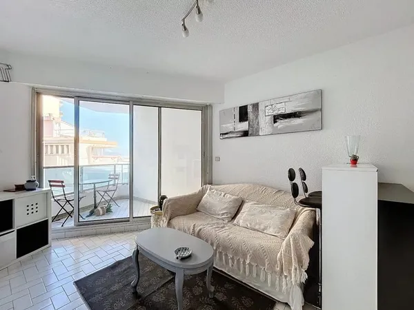 Palavas-les-Flots STUDIO MEUBLE A L'ANNEE avec grande cabine à