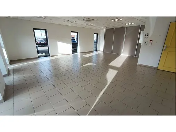 Commerce Location Savigneux 1p 57m² 530€