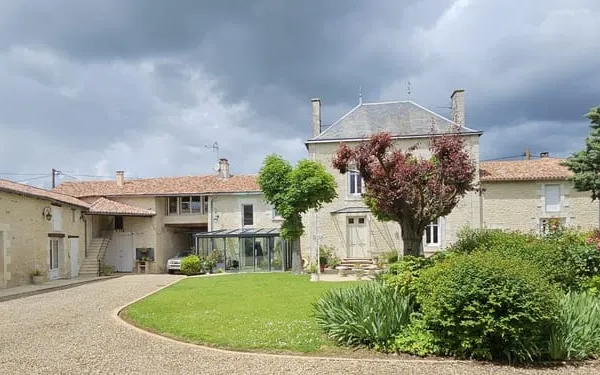 Charmante maison de famille avec jardin et dépendances.