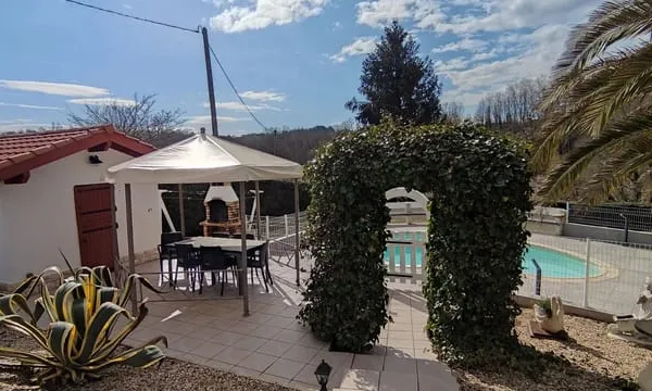 Maison Basque 120 m² avec appartement 4 pièces attenant.