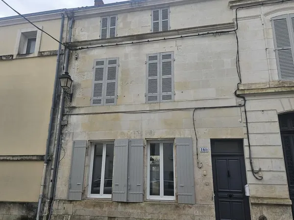 MAISON DE VILLE 3 CHAMBRES ET TERRASSE