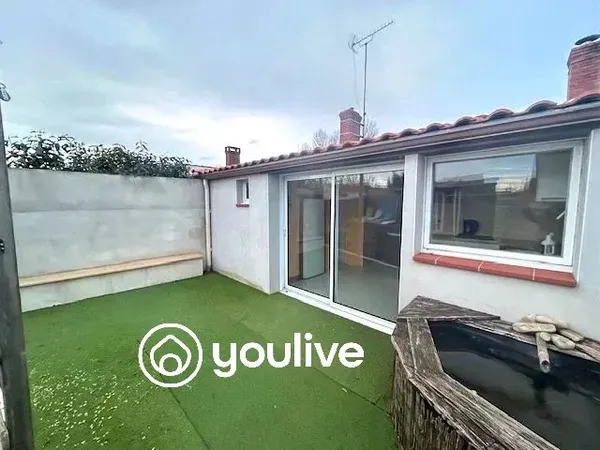 Belle longère atypique d'environ 90 m² avec dépendances