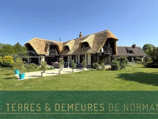 Propriété de charme avec piscine, trois maisons dont deux chaumi