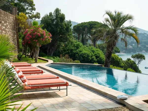 Location Saisonnère. 14 personnes. Villa accès privé à la mer. Avec piscine - 83820 Rayol-Canadel-su