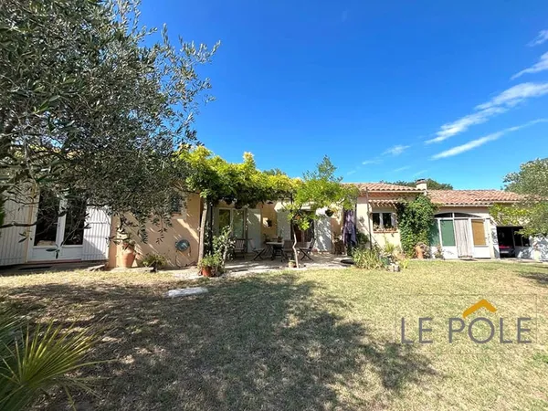 VILLA DE PLAIN-PIED, AU CALME, SUR 2350M2 DE TERRAIN