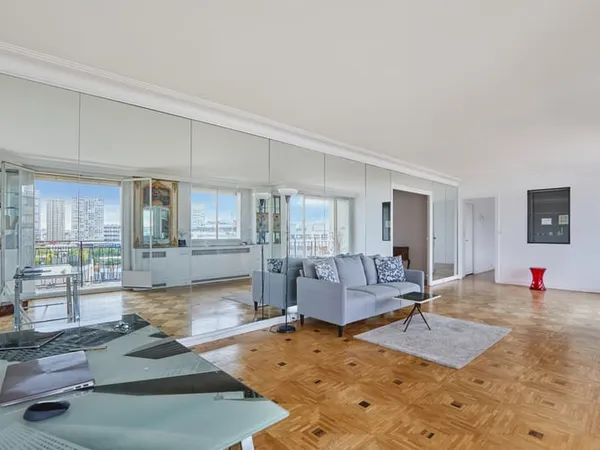 Paris 75016 Passy Appartement de 110m2 traversant avec balcons et vues dégagées