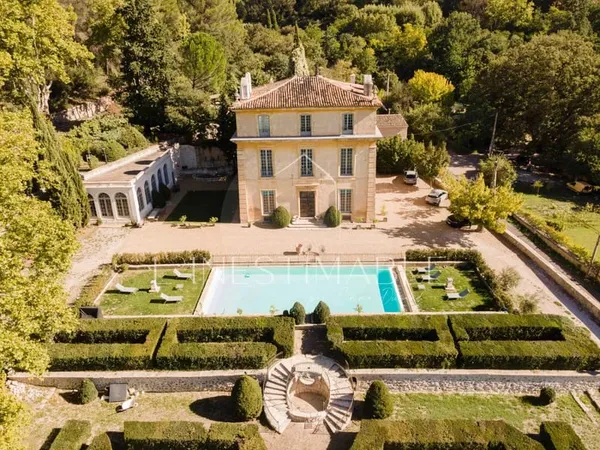 Un des joyaux d'Aix en Provence:l'élégance et l'histoire dans un cadre unique.