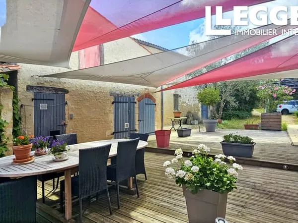 Immeuble 14 pièces 376 m² avec local commercial et 200 m² de dépendances au coeur du Marais Poitevin