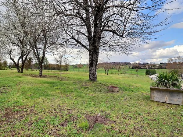 Spacieuse longère de 4 chambres avec dépendances et grand jardin, à l'orée du village d'Aubeterre -s