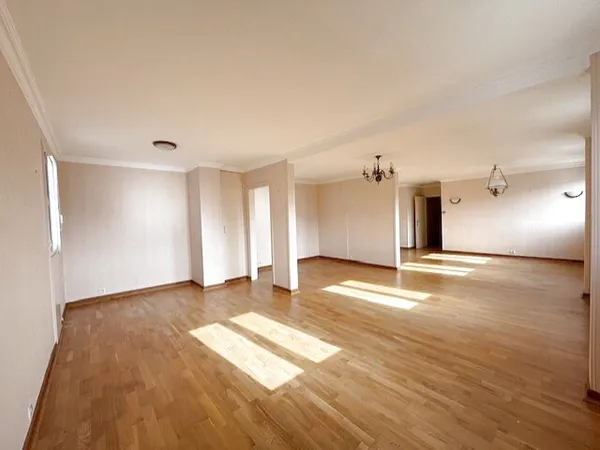 AUTUN, au dernier étage, T6 de 143m2 dans résidence avec acsenseur,1 garage privatif, double parking
