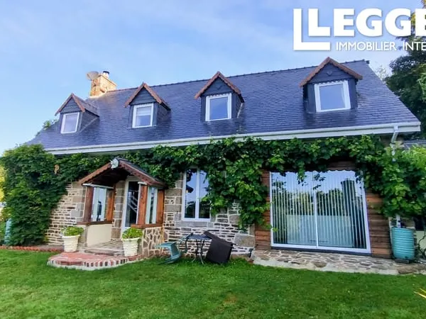 Maison de campagne magnifiquement rénovée avec des jardins matures à distance de marche de Sourdeval