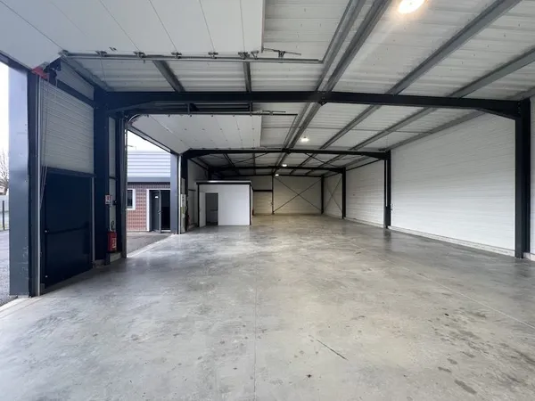 Local commercial 3 pièces 303 m²