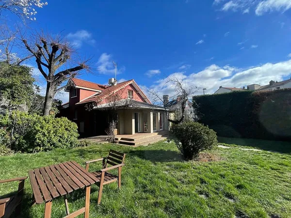 Maison meublée proche hyper centre sur terrain arboré avec piscine