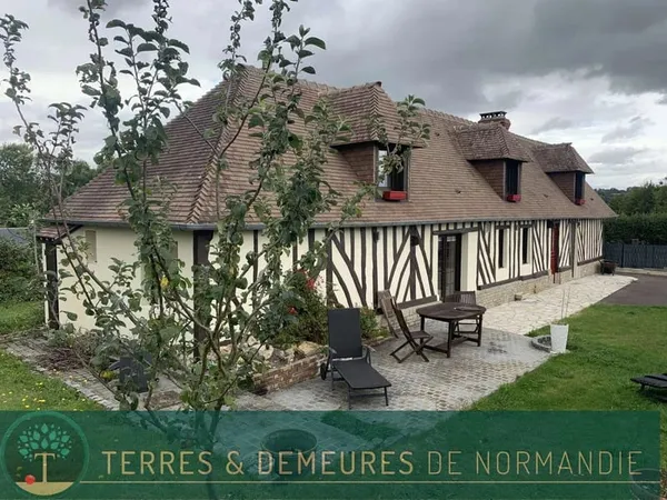 Région VIMOUTIERS (ORNE) Maison en colombages au sein d'un villa
