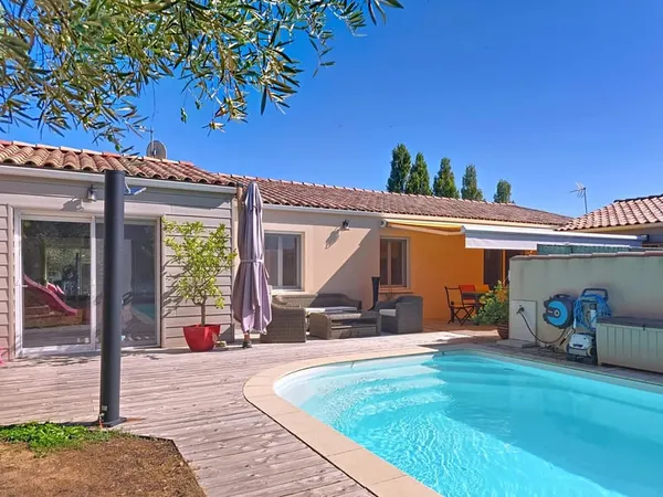 Grande et belle maison sans travaux avec piscine à Champagné les marais