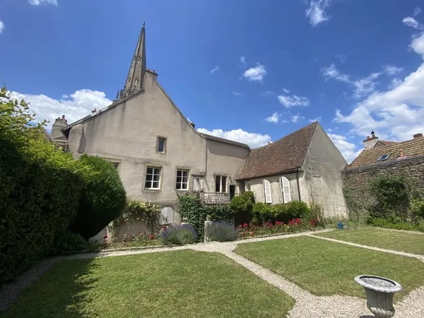 AUTUN, propriété dans le quartier historique , dépendances, logement séparé, jardin et garage.