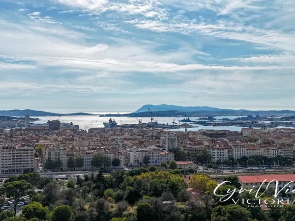 À découvrir à Toulon appartement traversant avecbalcons secteur des Lices