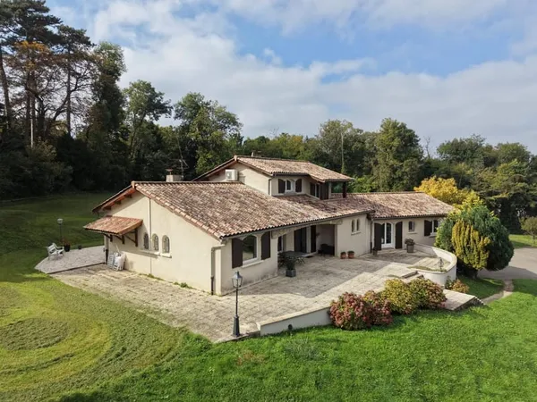 Maison 8 pièces 238 m²