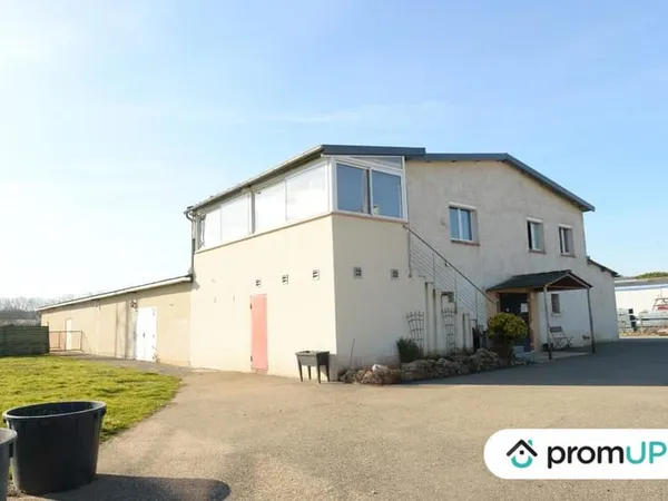 Local 2 pièces 735 m²
