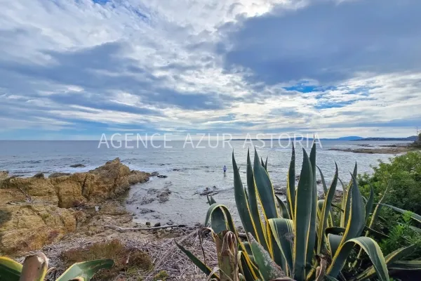 VENTE D'UNE VILLA PIEDS DANS L'EAU AUX ISSAMBRES FACE A LA BAIE DE SAINT-TROPEZ