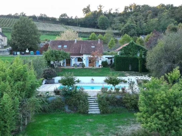 Charmante maison avec 2/3 chambres, grange, grand jardin et piscine. 