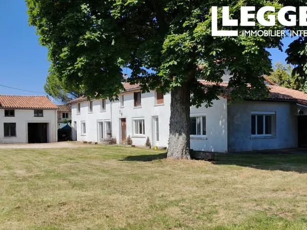 Potentiel de Rénovation avec Deux Maisons et Grand Jardin