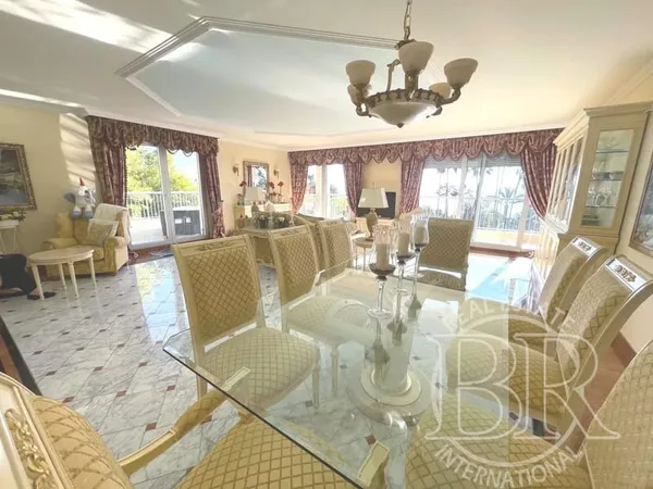 Vallauris Californie A Vendre splendide ville de 360 m² 5 chambres vue mer 