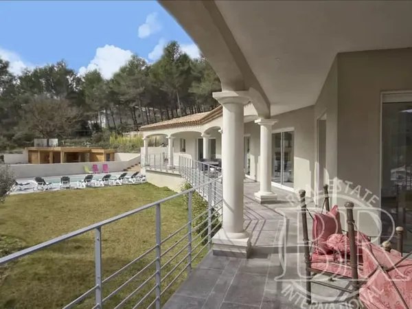 Location semaine Proximité CASSIS LA CIOTAT villa ou appartement dans le villa piscine 