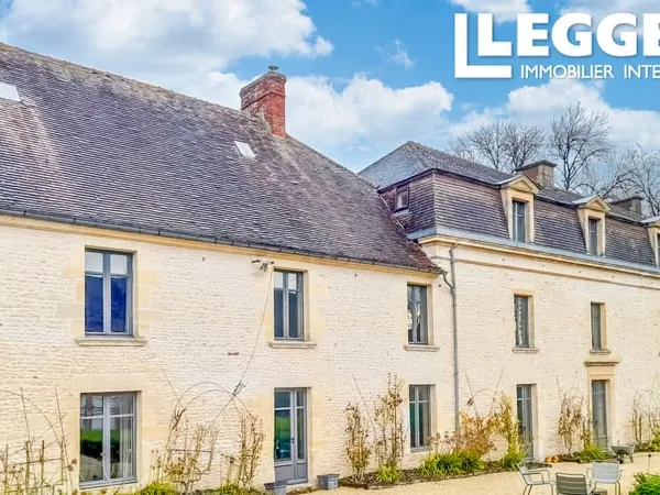 Propriété d'exception en Normandie : manoir du XVIIe siècle restauré, 12 ha, gîtes et équipements éq