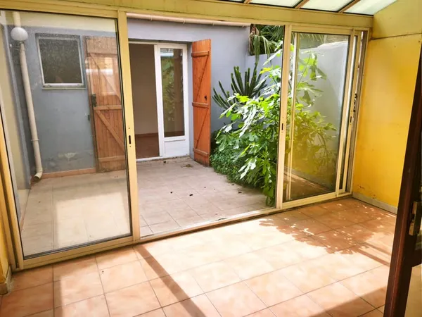 RARE SUR LE SECTEUR DES PLATANES - MAISON DE PLEIN PIED - PATIO - COUR - GARAGE