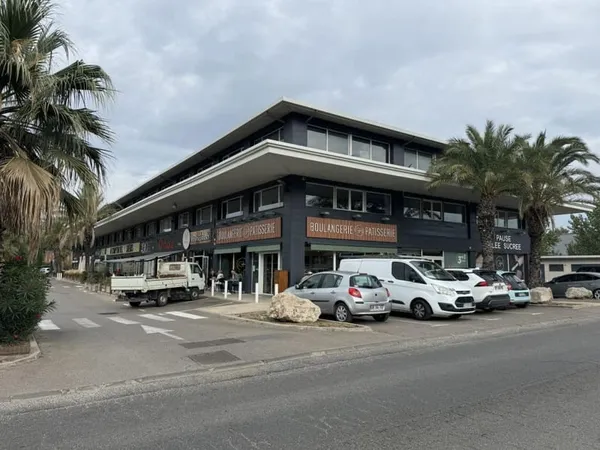 Bureau Location Éguilles 1p 80m² 1903€