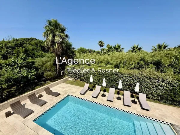 REF 589 : A L'ENTREE DU VILLAGE DE SAINT TROPEZ - MAISON PROCHE BORD DE MER 