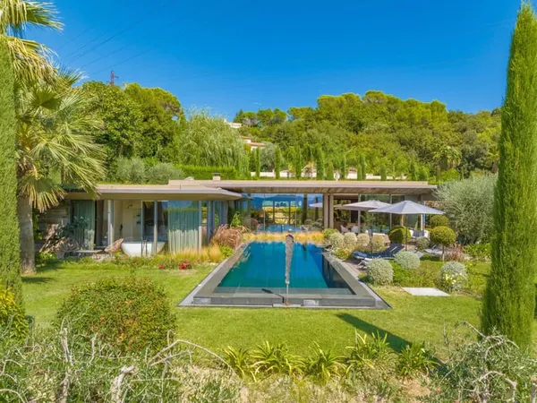 Villa contemporaine d'exception à Mougins avec vue panoramique et piscine 