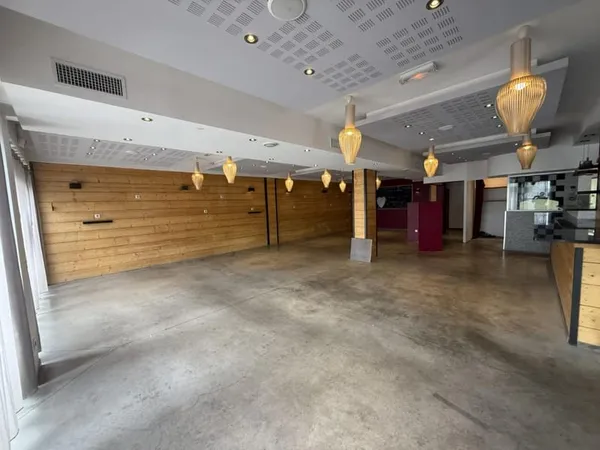 Bureau Location Éguilles  160m² 3806€