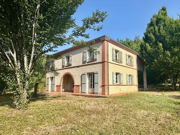 Maison de style toulousaine sur 2300 m² à Auch 