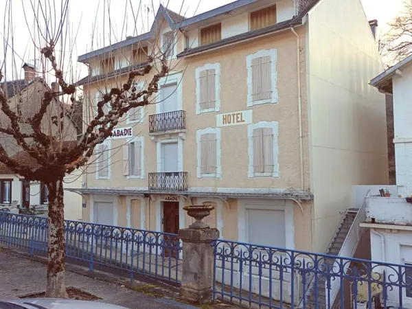 Ancien Hôtel à réhabiliter dans une station thermale des Hautes Pyrénées 